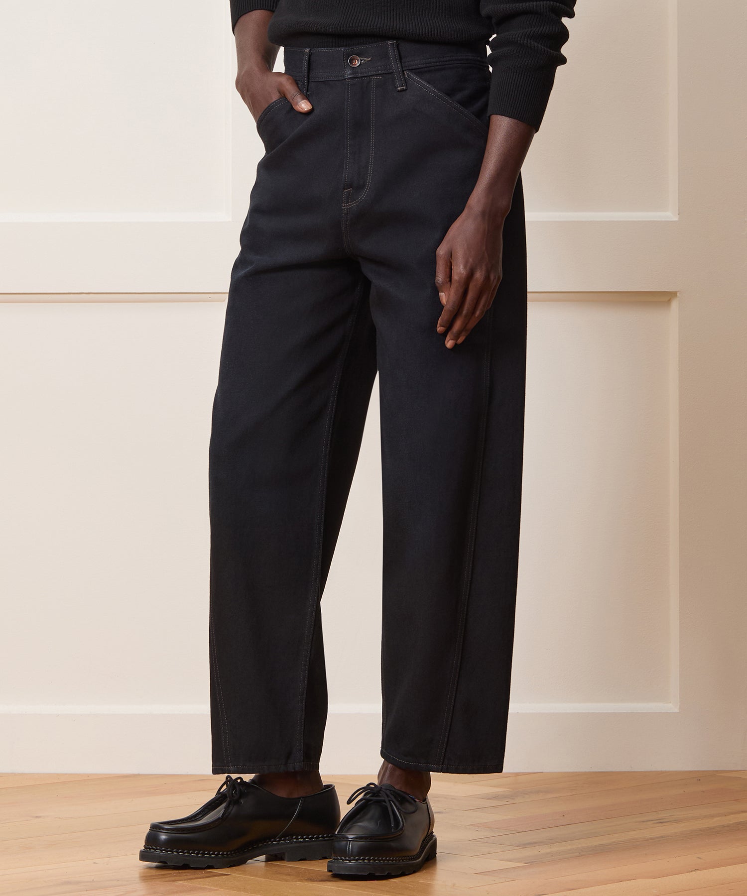 Relaxed Barrel Jean in Black - Image 2