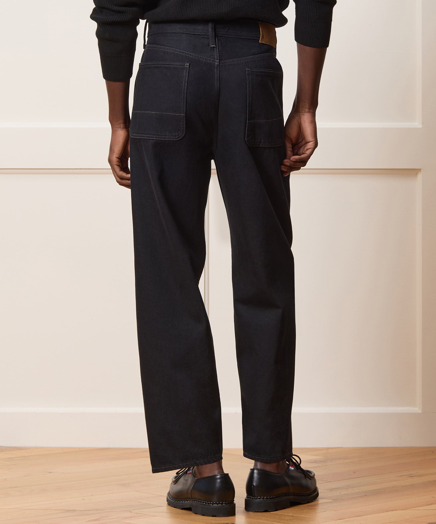 Relaxed Barrel Jean in Black - Image 4