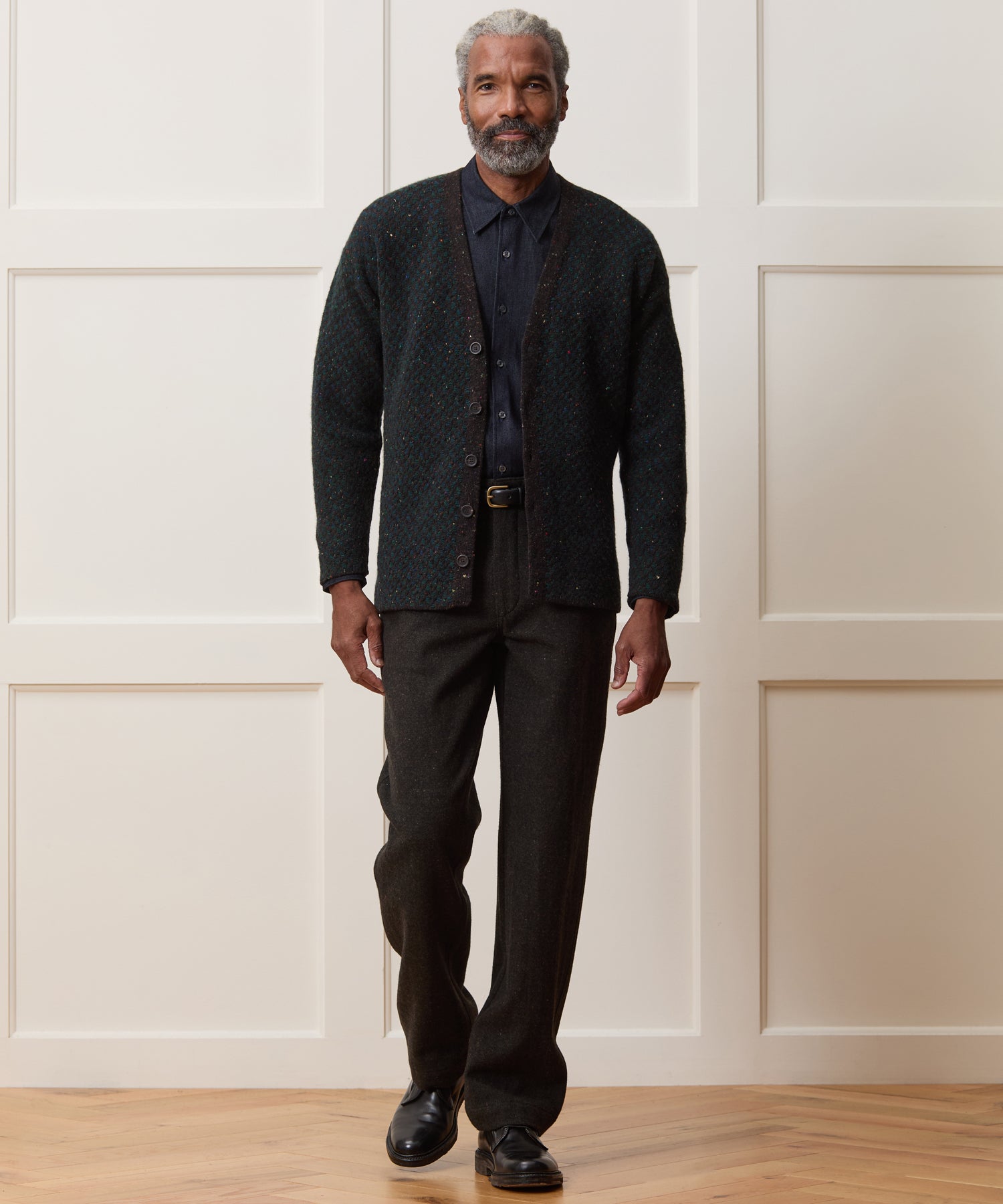 Inis Me??in Merino-Cashmere V-Neck Cardigan in Charcoal - Image 3