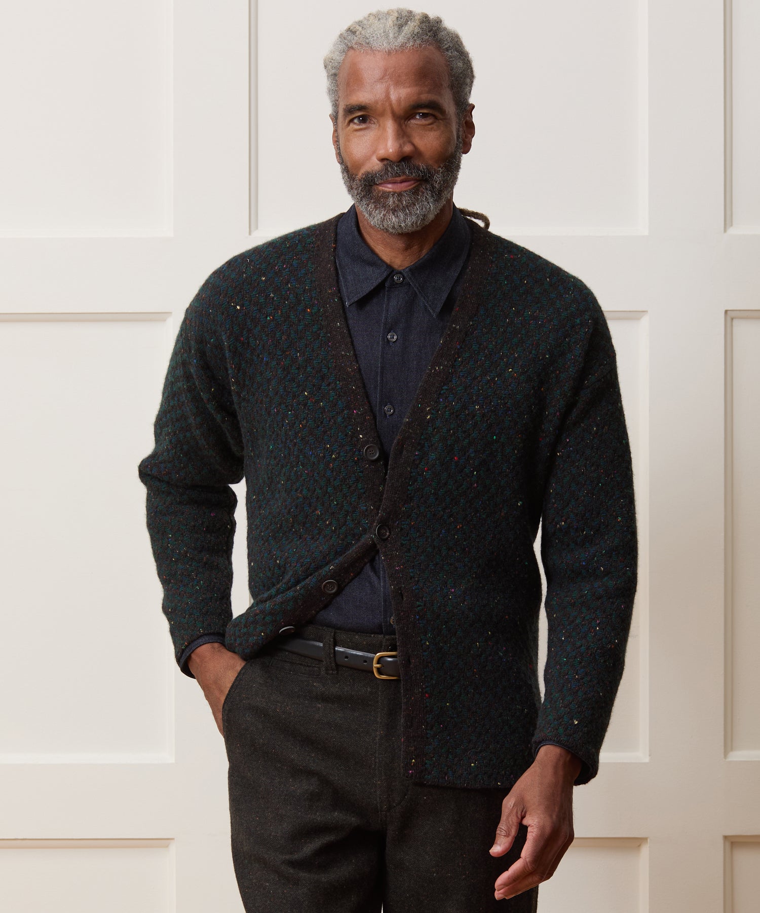 Inis Me??in Merino-Cashmere V-Neck Cardigan in Charcoal - Image 2
