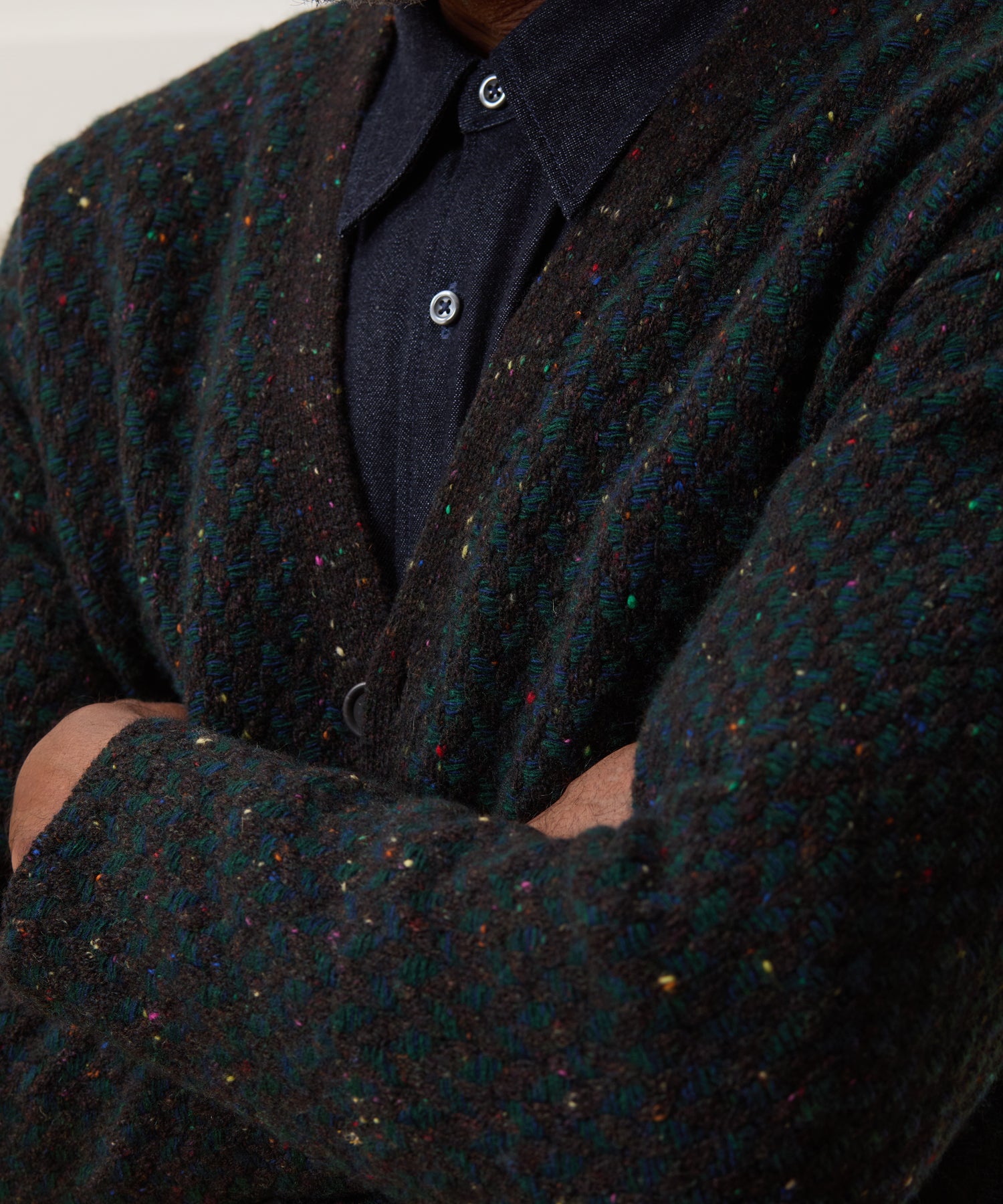 Inis Me??in Merino-Cashmere V-Neck Cardigan in Charcoal - Image 8