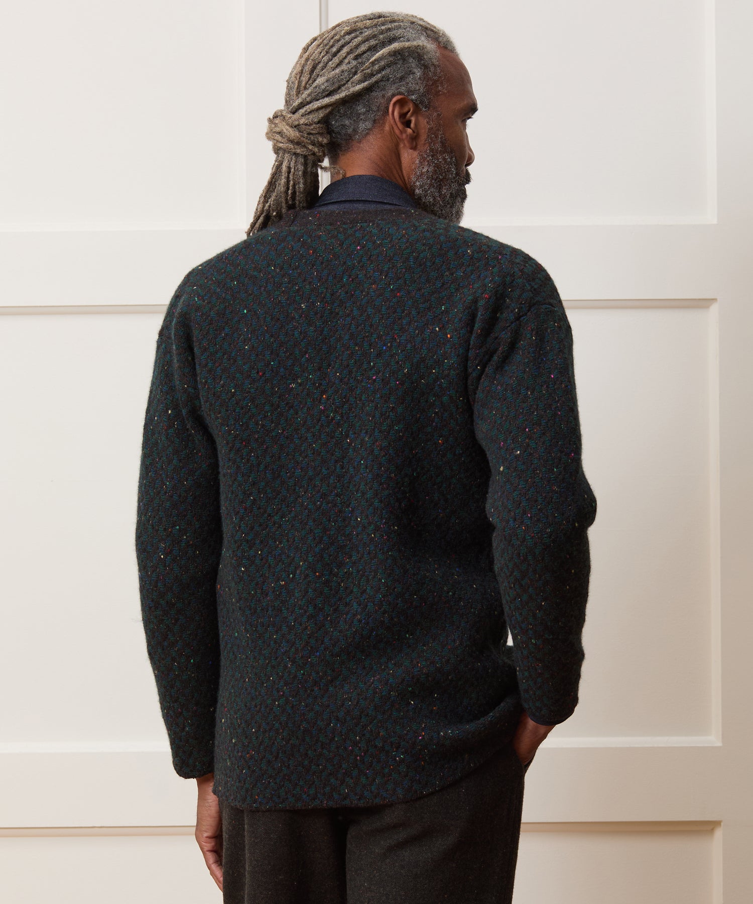 Inis Me??in Merino-Cashmere V-Neck Cardigan in Charcoal - Image 4