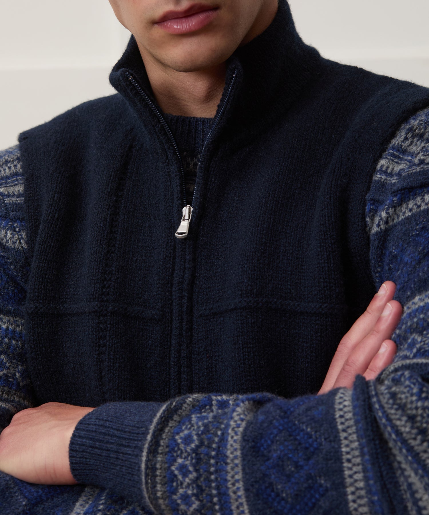 Inis Me??in Donegal Full Zip Vest in Navy - Image 4