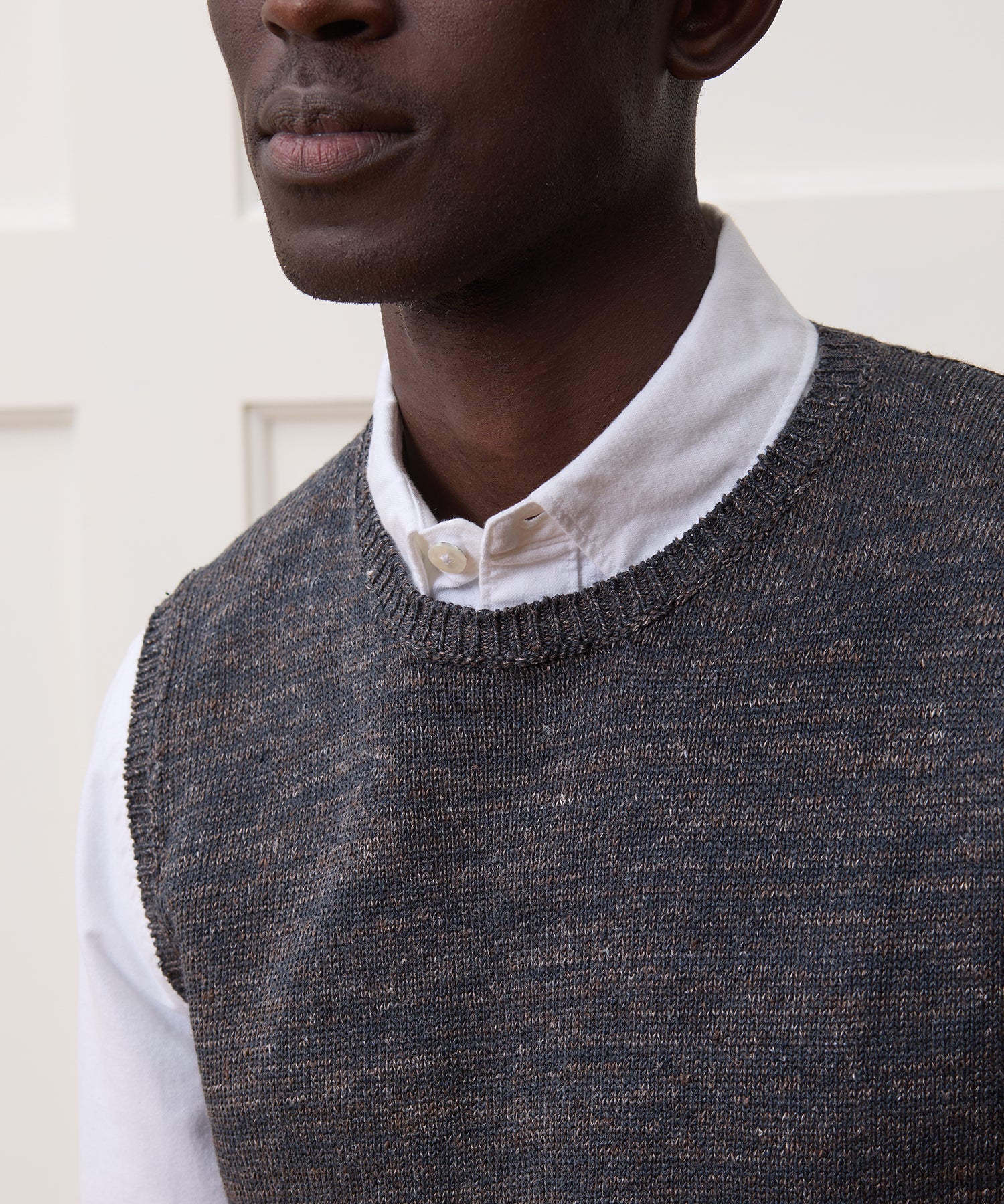 Inis Me??in Linen Crewneck Vest in Charcoal Marl - Image 5