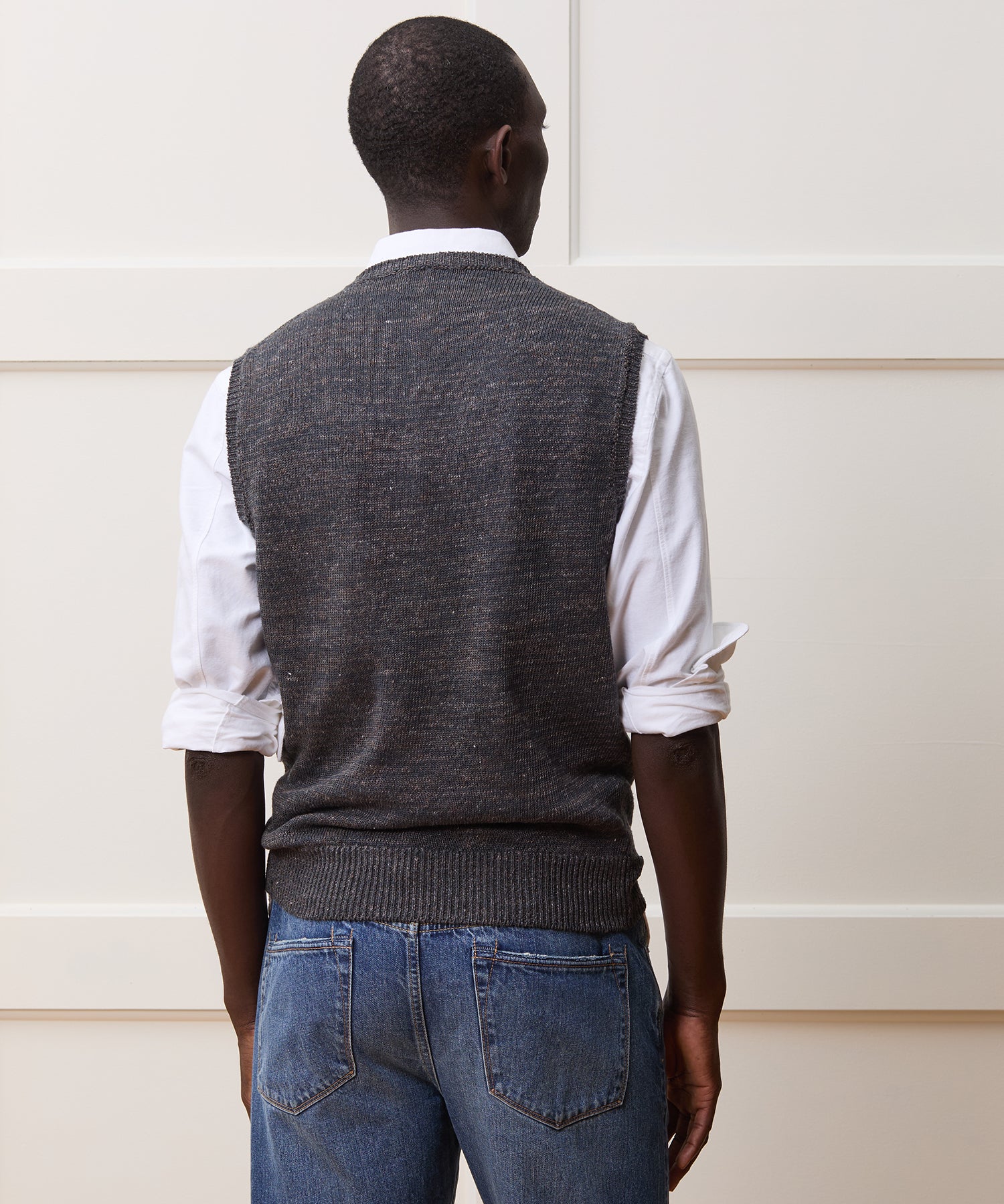 Inis Me??in Linen Crewneck Vest in Charcoal Marl - Image 4